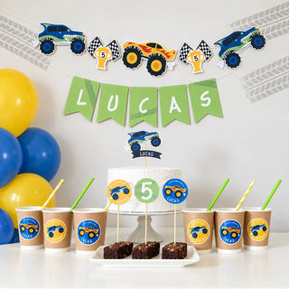 Mesa de cumpleaños Monster Truck con banderín personalizado, vasos, toppers y decoración temática